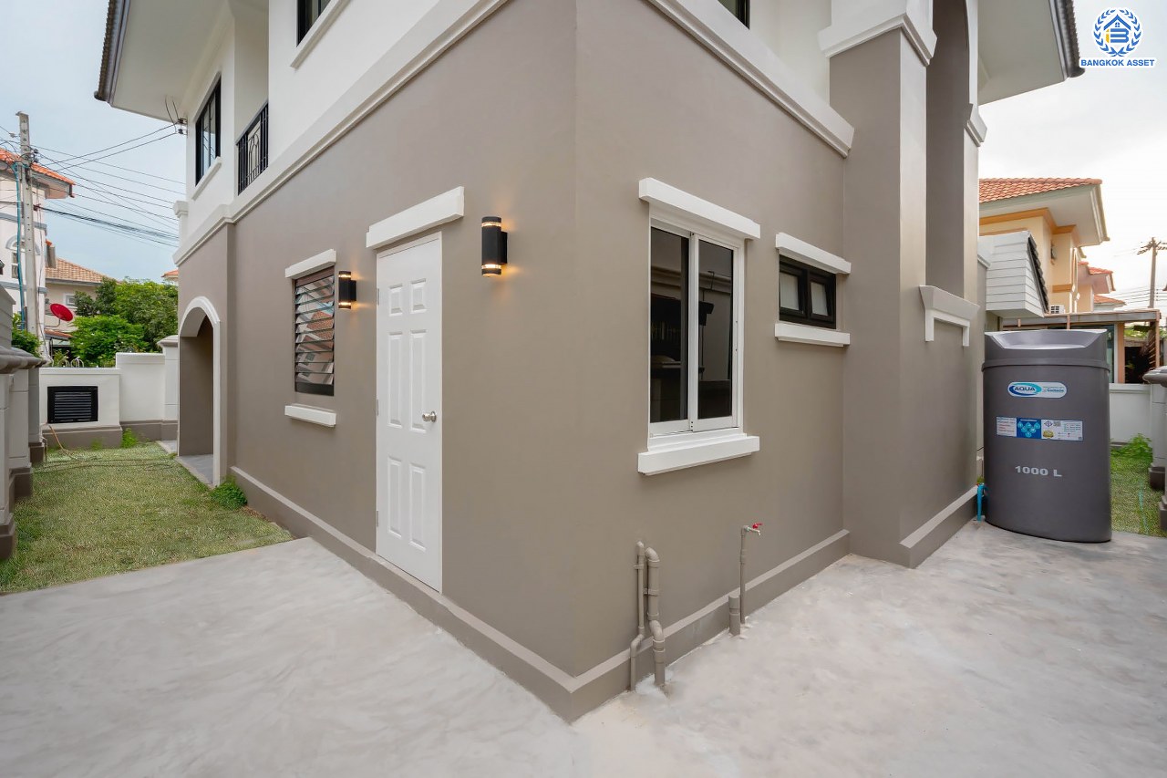 บ้านมือสองตกแต่งใหม่ ม.ภัสสร7 รัตนาธิเบศร์ พื้นที่กว้างกว่า 58.9 ตร.ว. รองรับทุกความสุข ฟังก์ชัน 3 ห้องนอน 3 ห้องน้ำ 2 ห้องอเนกประสงค์ จอดรถได้ 2 คัน บนทำเลเดินทางสะดวก ติดถนนใหญ่ ใกล้รถไฟฟ้า "สถานีบางพลู" เพียง 400 ม.